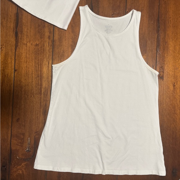 Torrid Bundle Tank Tops Bundle (3) size 2X - Picture 4 of 5